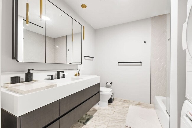 Building Photo - 55 Lagrange St