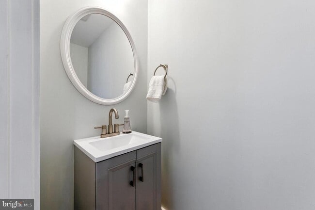 Building Photo - 1937 Dickinson St