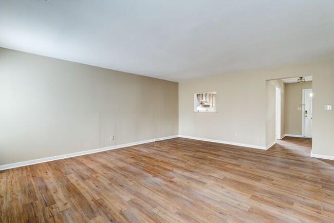 Building Photo - SW, Large Townhome, Wood/Vinyl Flooring, F...