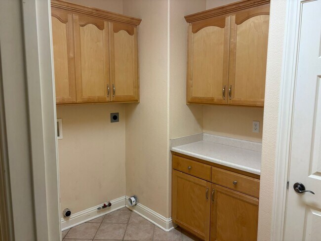 Building Photo - Spacious 1,950 Sq. Ft. Home with 3-Car Garage in Redding