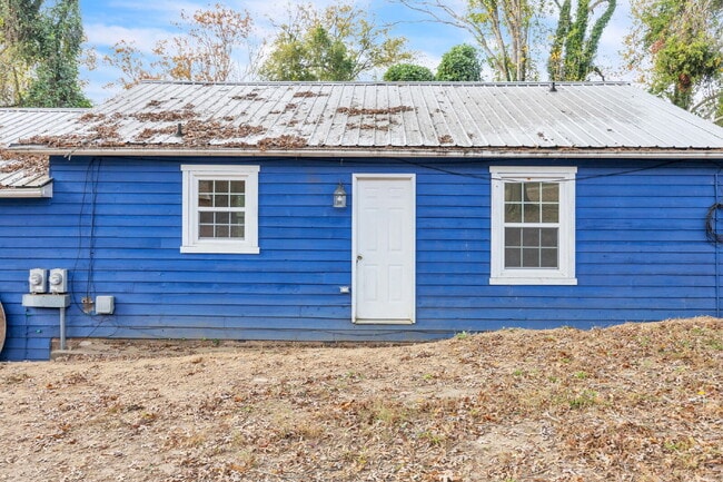 Building Photo - Charming 2-Bedroom Retreat in Spartanburg'...