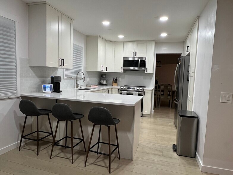 Building Photo - 4477 Hialeah Dr