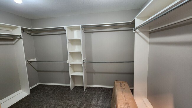 Building Photo - Remodeled with Luxurious Finishes!