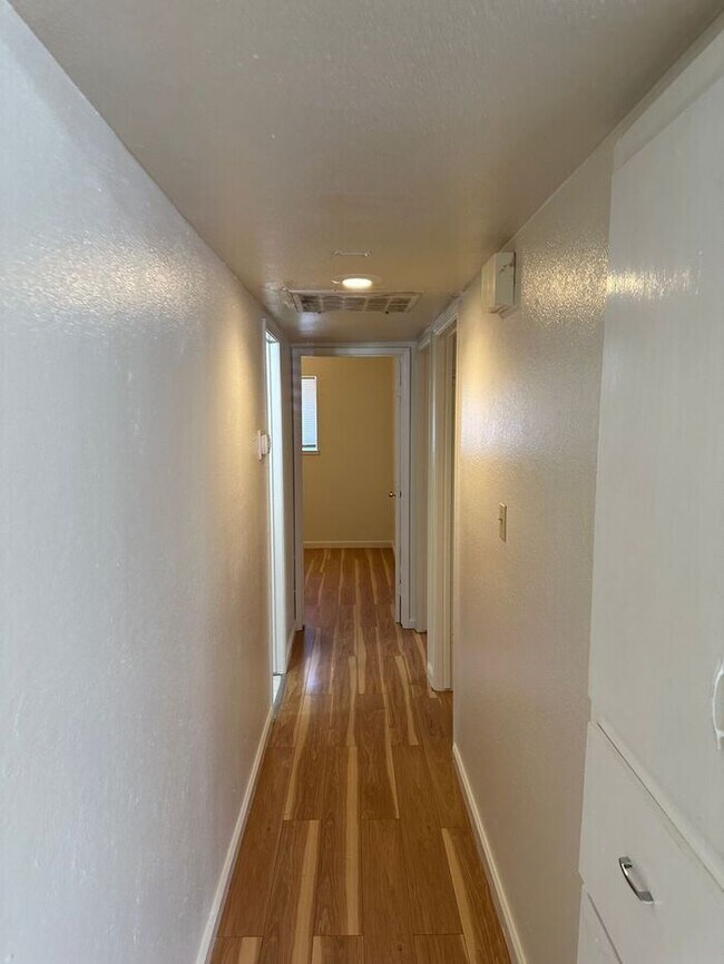 Building Photo - 3 Bedroom 1 Bathroom Duplex