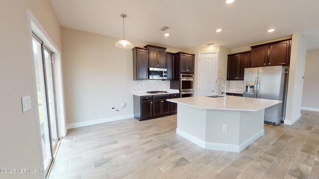 Building Photo - 201 Silver Creek Pl