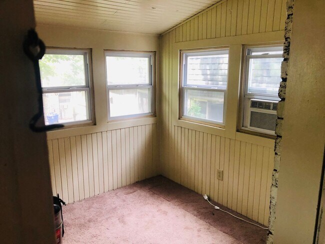 Building Photo - Large House w/ off-street parking & 3 BATHROOMS!