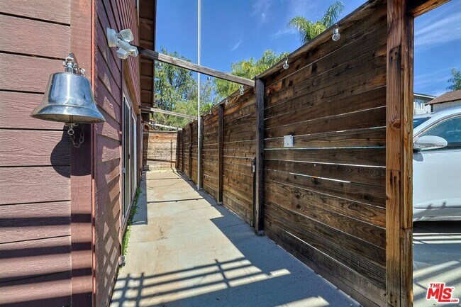 Building Photo - 1609 E Hillcrest Dr