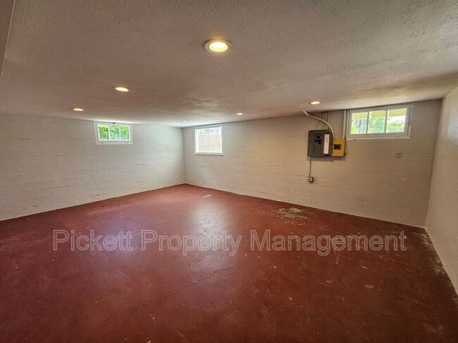 Building Photo - 2133 E Highlands St