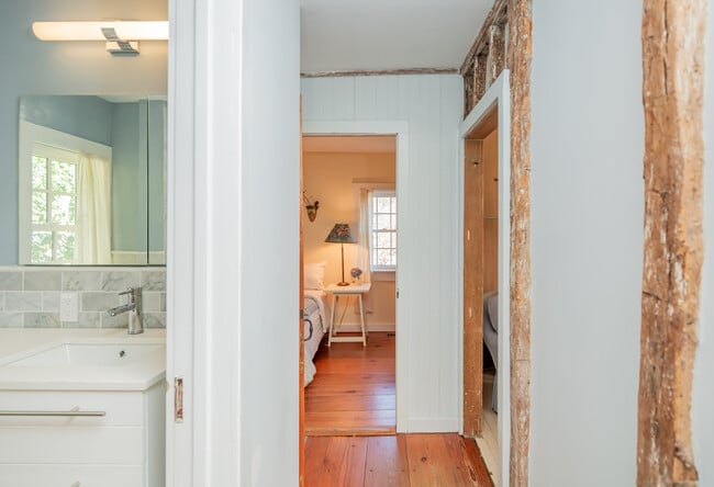 Building Photo - 134 Three Mile Harbor Rd