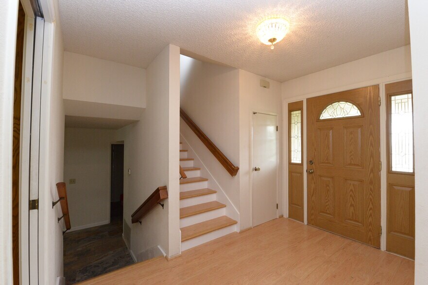 Building Photo - 923 Linden Ave