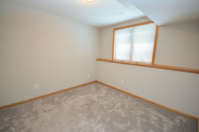 Building Photo - Twin home with walk-out basement & great updates!
