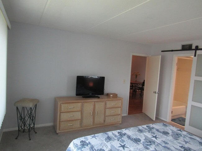Building Photo - 708 S Tamiami Trail