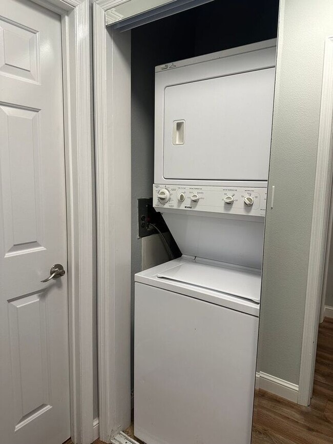 Building Photo - Cozy Condo in Errol Estates
