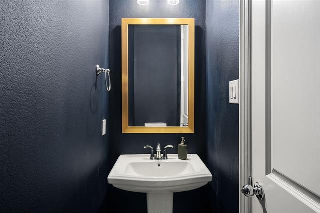 Building Photo - 8213 Legacy Oak Dr