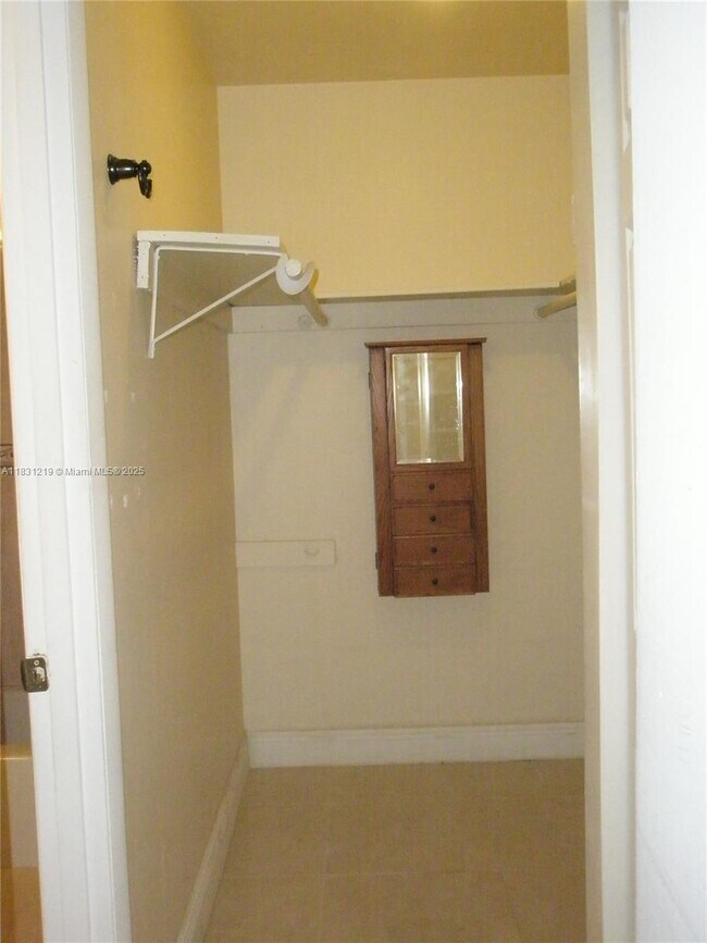Building Photo - 10794 N Kendall Dr