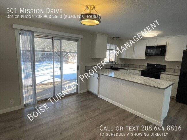 Building Photo - Amazing 3 Bedroom w/ 2 Living Spaces Centr...