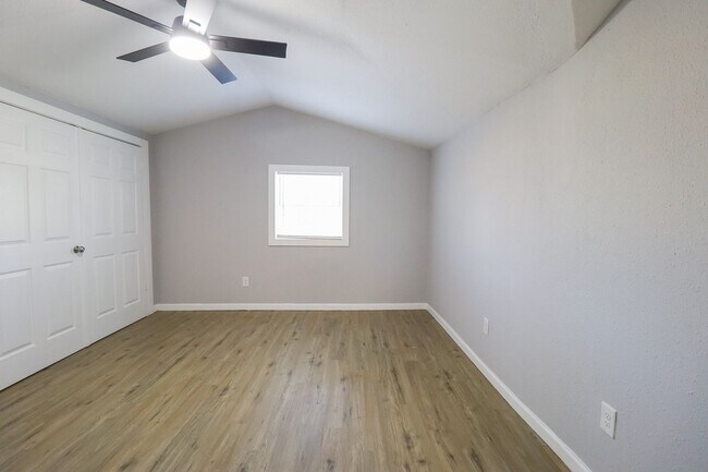 Building Photo - Beautifully Redone 3 Bedroom House! Available for Immediate Move in!
