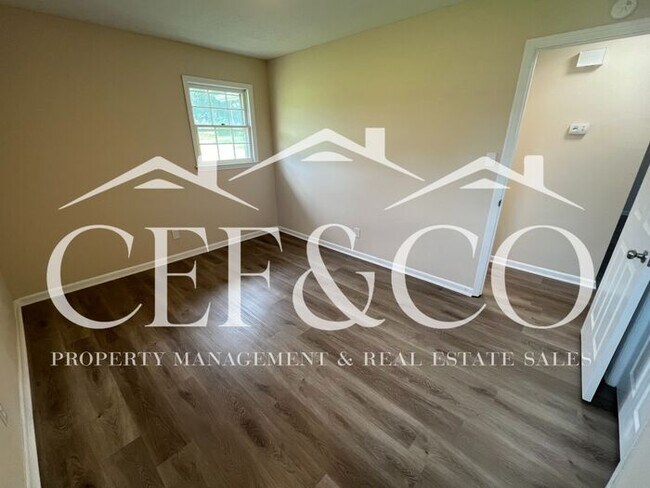 Building Photo - Adorable 2 bedroom 1 bathroom duplex now available in Inman!