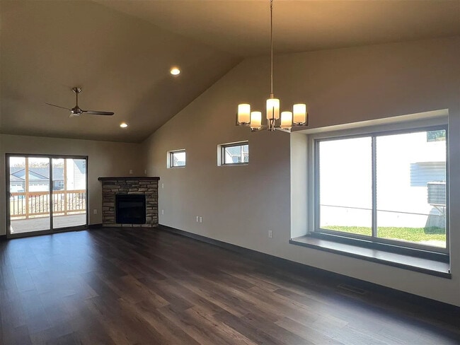 Building Photo - 707 Creekside Dr