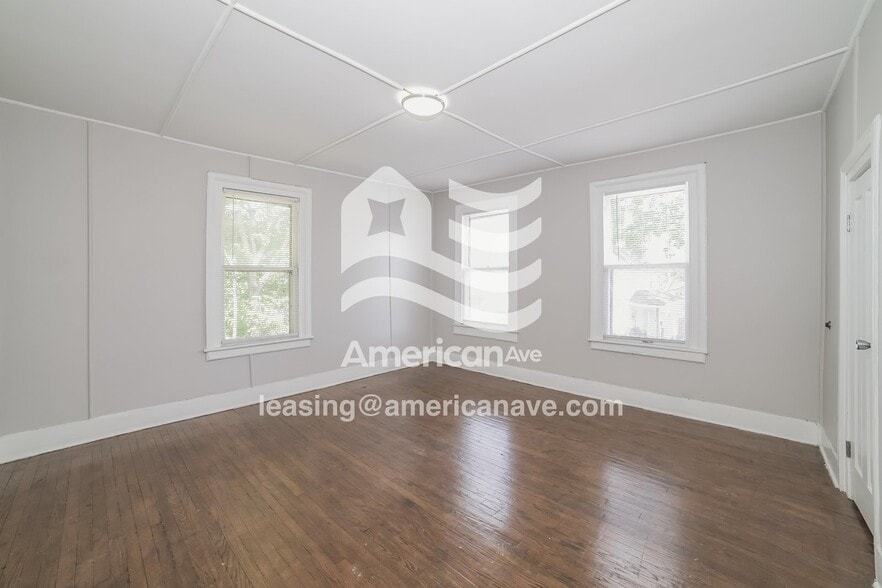 Building Photo - 210 E Maywood Ave