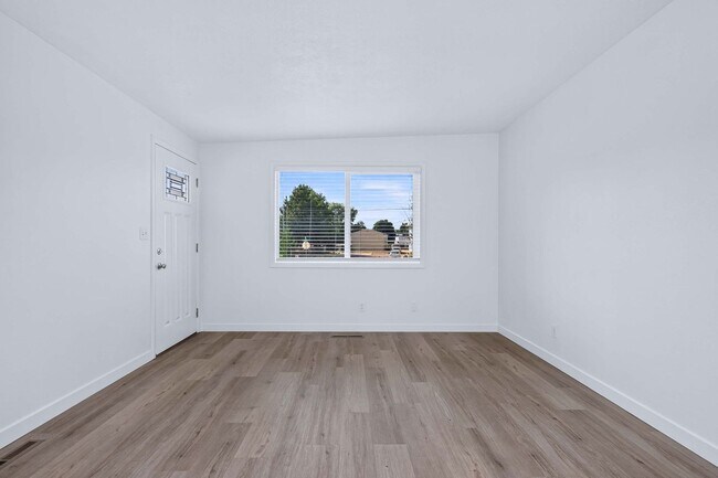 Building Photo - 2bd, 1b Cozy Home awaits in Boise Bench!