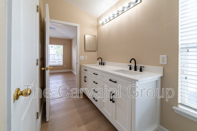 Building Photo - 6646 S Goldenrod Rd