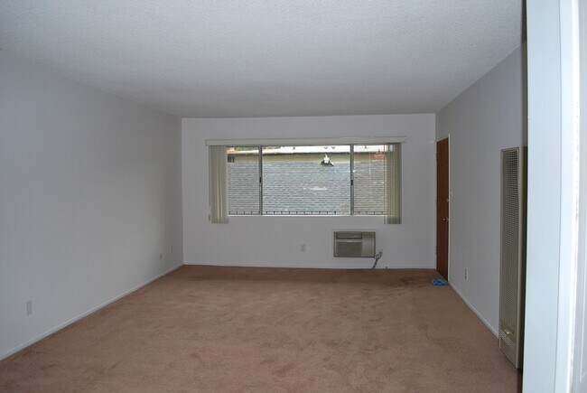 Living Room - 236 S Mentor Ave