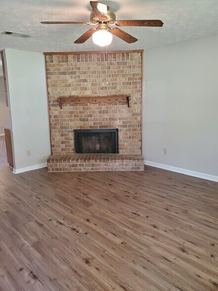 Building Photo - 320 Chase Dr