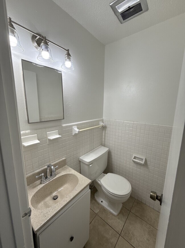 Building Photo - 212 Wilshire Dr