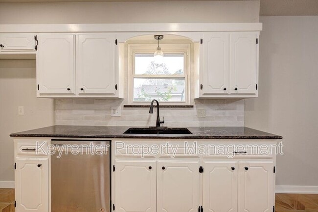 Building Photo - 314 N Lakeside Terrace