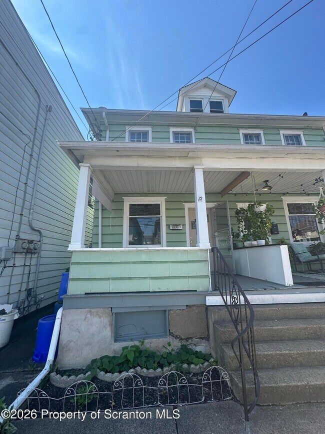 Building Photo - 594 Fellows Ave