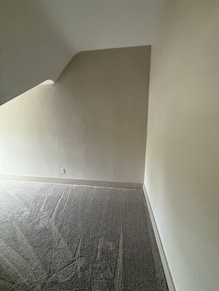 Building Photo - 418 Waukazoo Ave