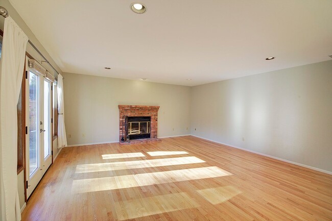 Building Photo - 4Bd/2.5Ba Renton House