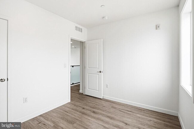 Building Photo - 915 N Broad St