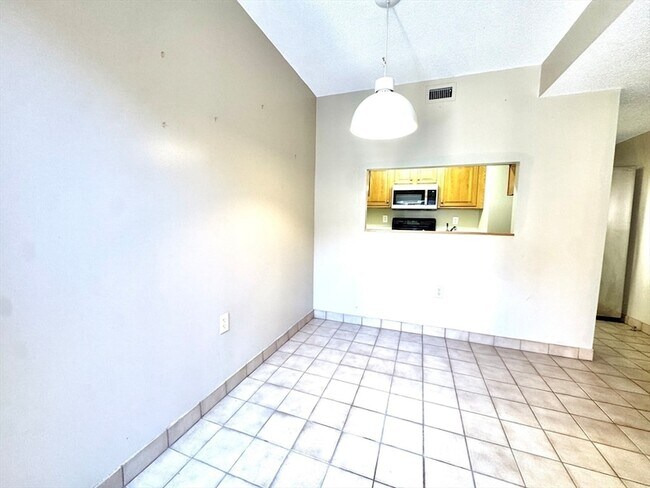 Building Photo - 147 Kelton St