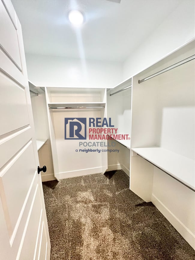 Building Photo - 3 Bedroom 2.5 Bathroom Town Home - 1 Car Garage - Small dog allowed