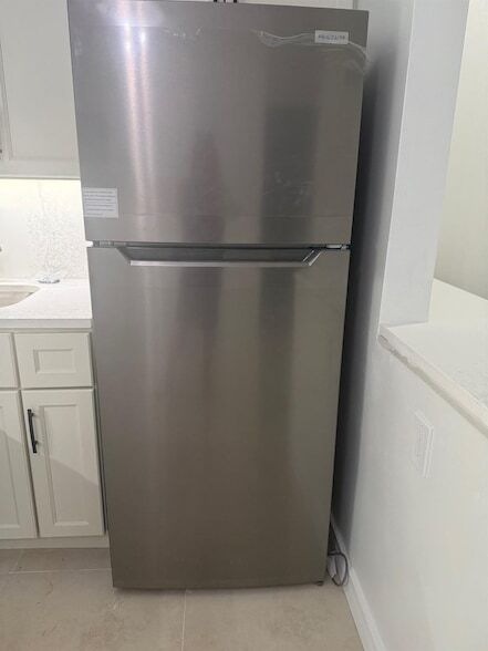 Building Photo - 2725 Middle River Dr