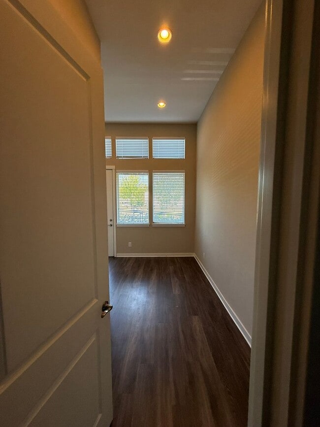 Building Photo - 3bd/2.25ba Lake Forest Park Townhome