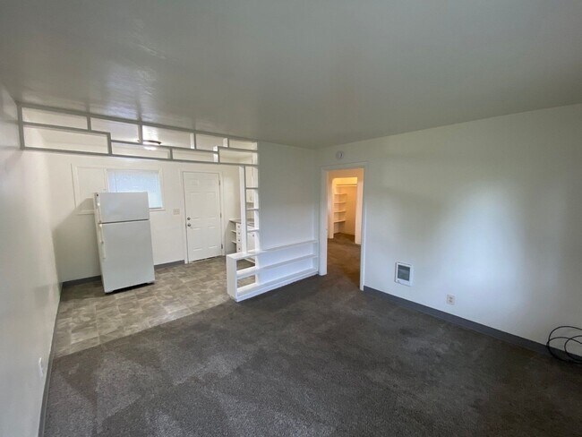 Building Photo - 908 Fir St S