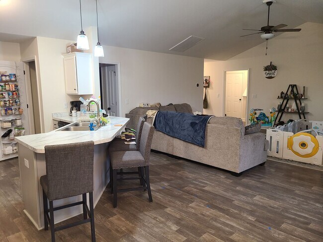 Building Photo - 3 Bedroom 2 Bath Home with Bonus - Osprey ...