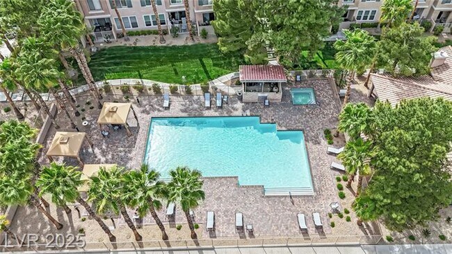 Building Photo - Exceptional 2 Bedroom in Desirable Location & Stunning Amenities