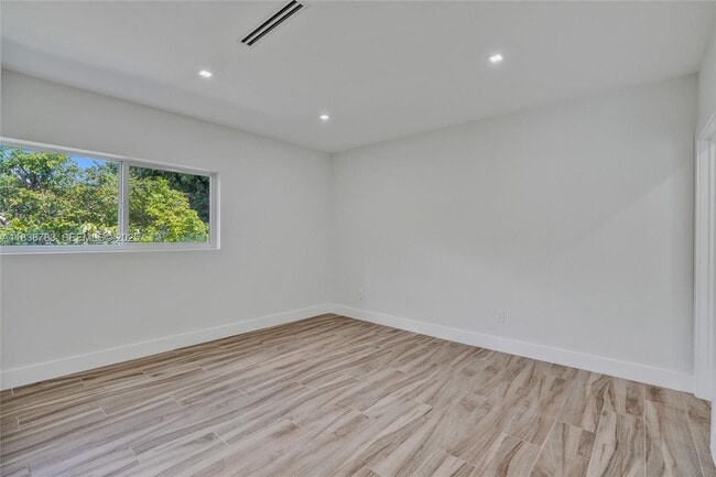 Building Photo - 1840 NE 199th St