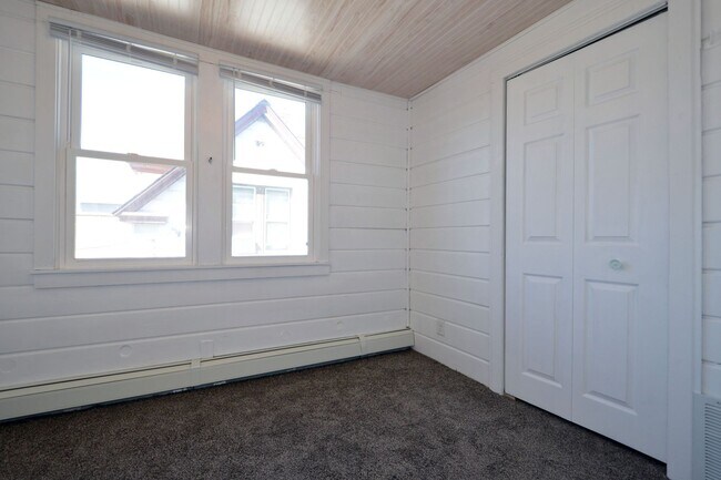 Building Photo - 3-bedroom, 1-bathroom***Available