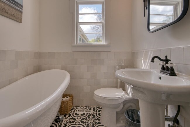 Building Photo - Spacious Living in a Prime Christiansburg Location