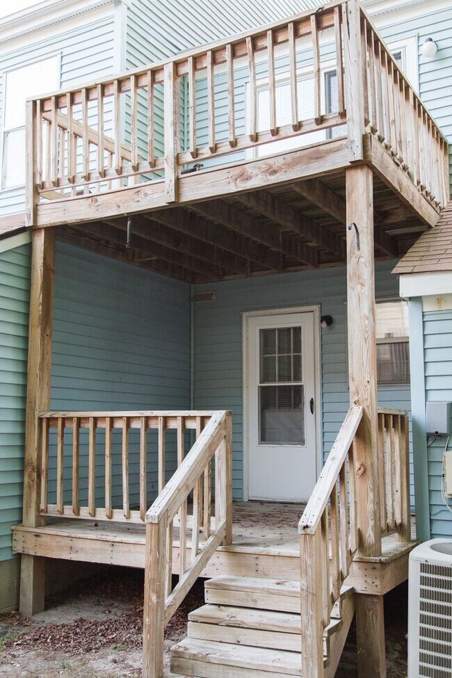 Building Photo - Enjoy Freshly Painted Open Floor Plan!