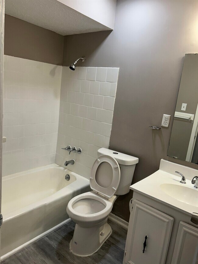 Building Photo - 3635 Chesterwood Dr