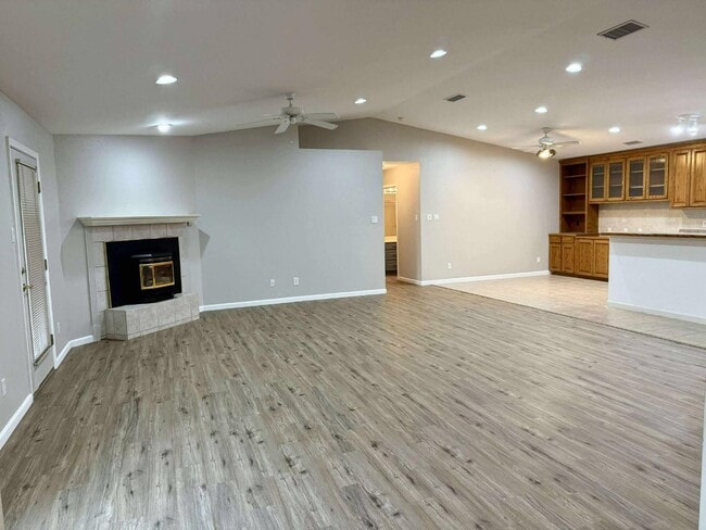 Building Photo - 305 E Mescalero Rd