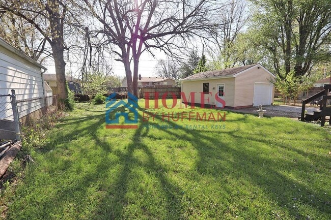Building Photo - Two Bedroom House | Detached Garage