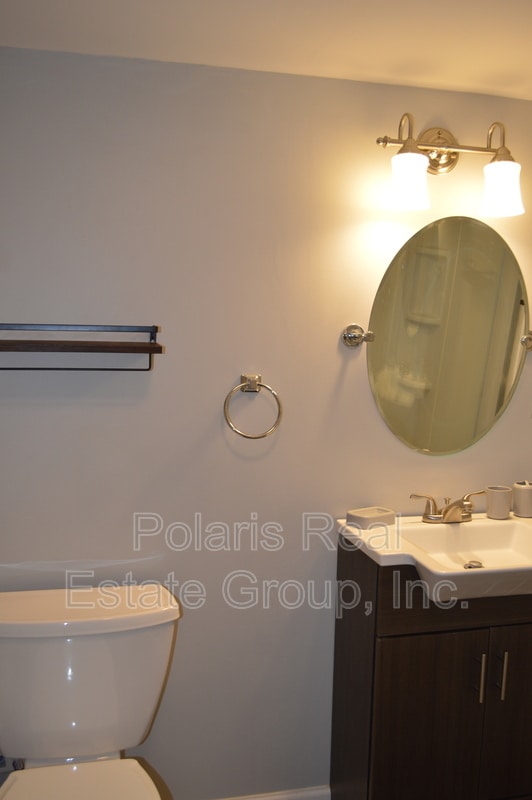 Building Photo - 6057 Rosslyn Ave