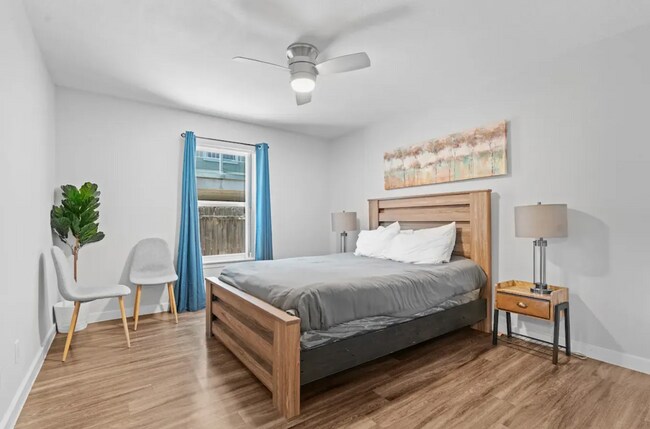 Building Photo - Spacious One-Bedroom at Hyde Park Square
